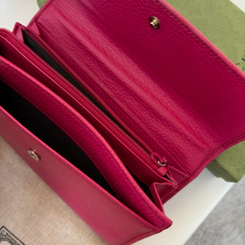 Gucci Fuchsia Pebbled Leather Clutch Wallet with Gold Stamp - Picture 4 of 8